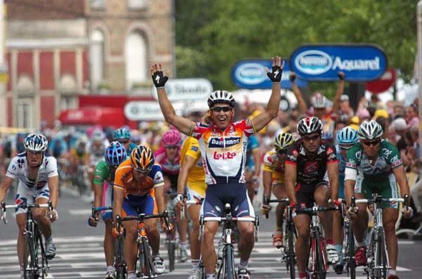 Robbie McEwen (Davitamon-Lotto) hands raised