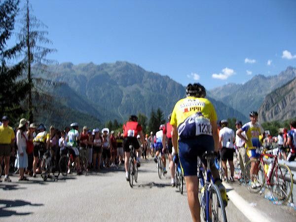 Reaching the feed station at the foot of Alpe d'Huez.