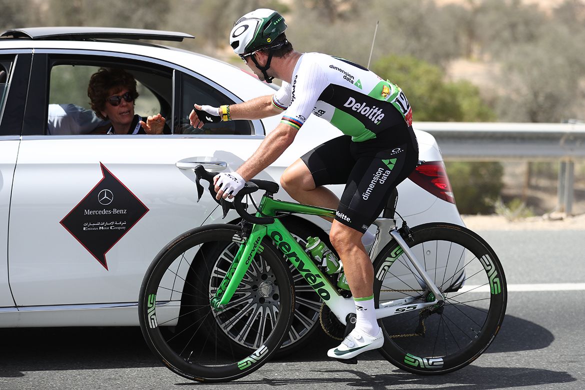 Cavendish drops back to the medical car