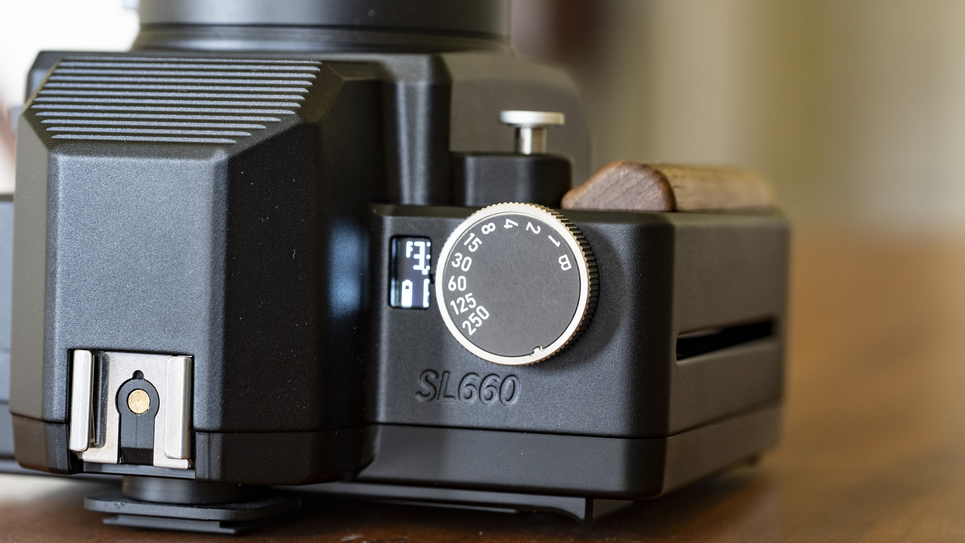 Closeup of the Nons SL660 instant camera's shutter speed dial