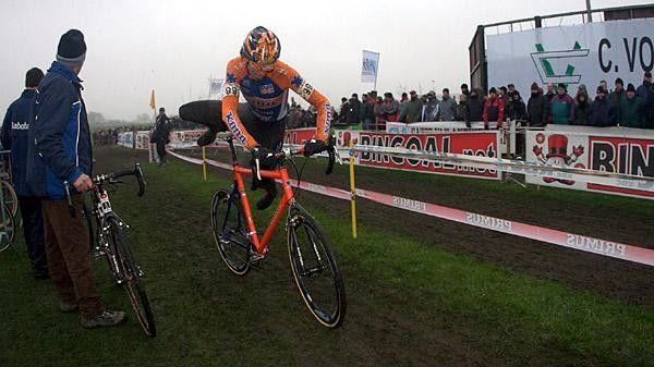 Barry Wicks hops on a fresh Kona for the last lap at Azencross in Loenhut, Belgium.
