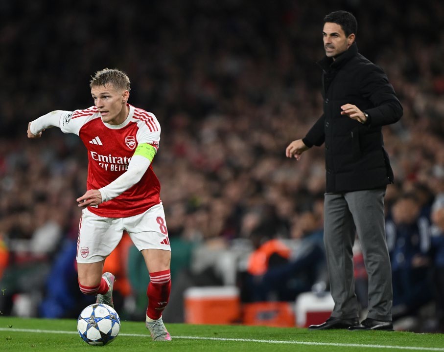 LONDON, ENGLAND - OCTOBER 01: Martin Odegaard of Arsenal in action as Mikel Arteta of Arsenal looks on during the UEFA Champions League 2025/26 League Phase MD2 match between Arsenal FC and Olympiacos FC at Arsenal Stadium on October 01, 2025 in London, England. (Photo by Mike Hewitt/Getty Images)