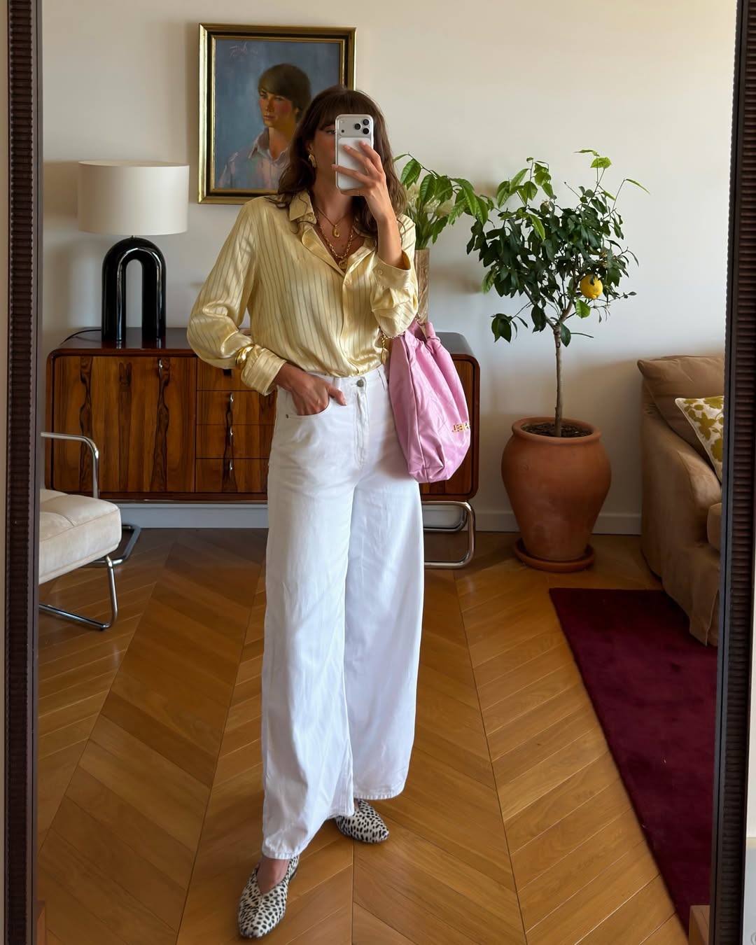 Julie in white wide-leg jeans and a yellow shirt
