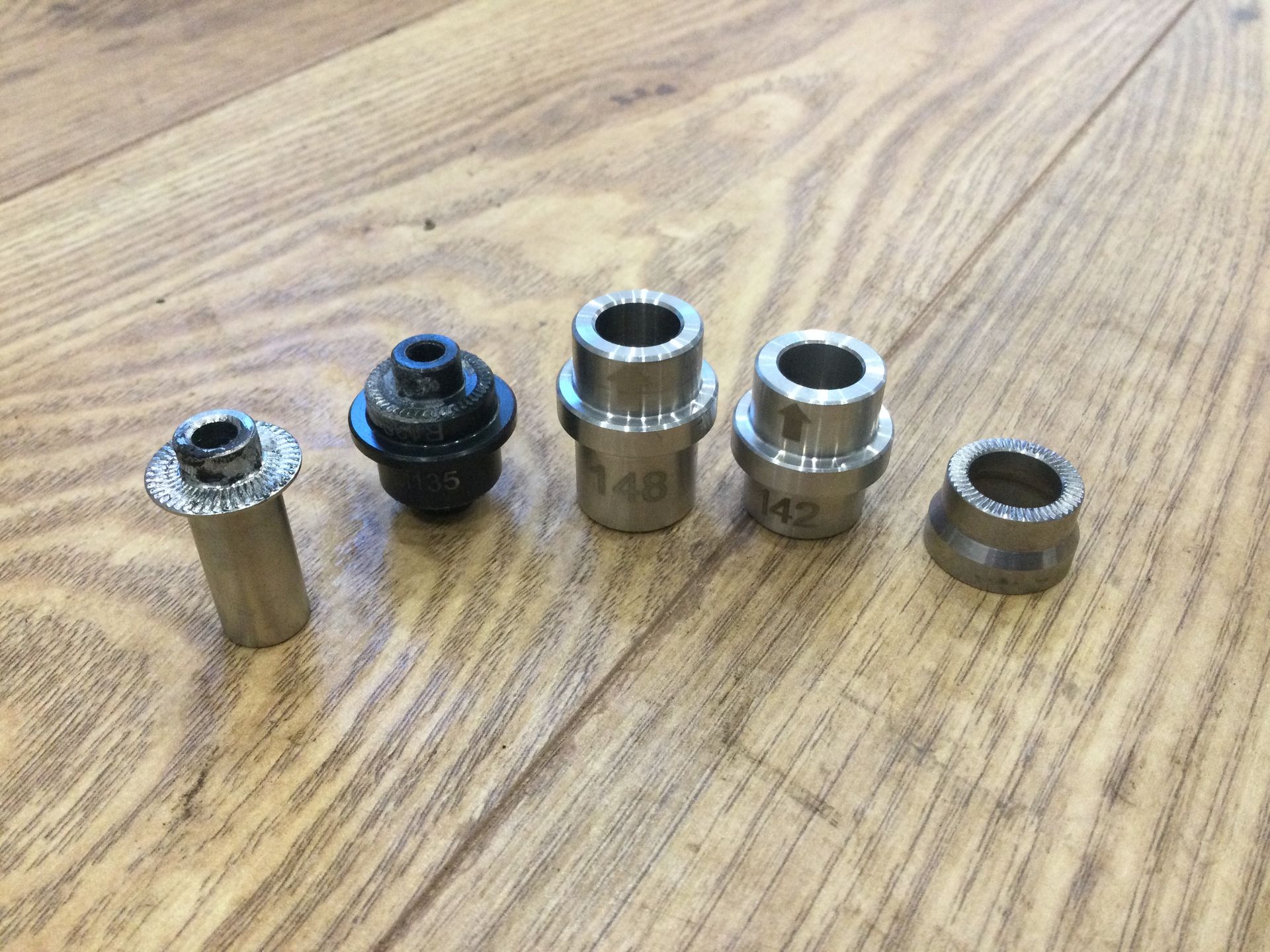 Image shows the rear axle options for the Wahoo Kickr V6