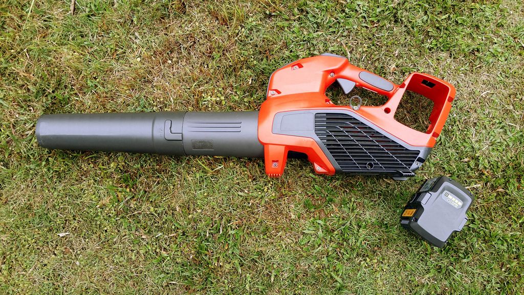 how-to-use-a-leaf-blower-the-right-way-7-top-tips-for-cleaning-your