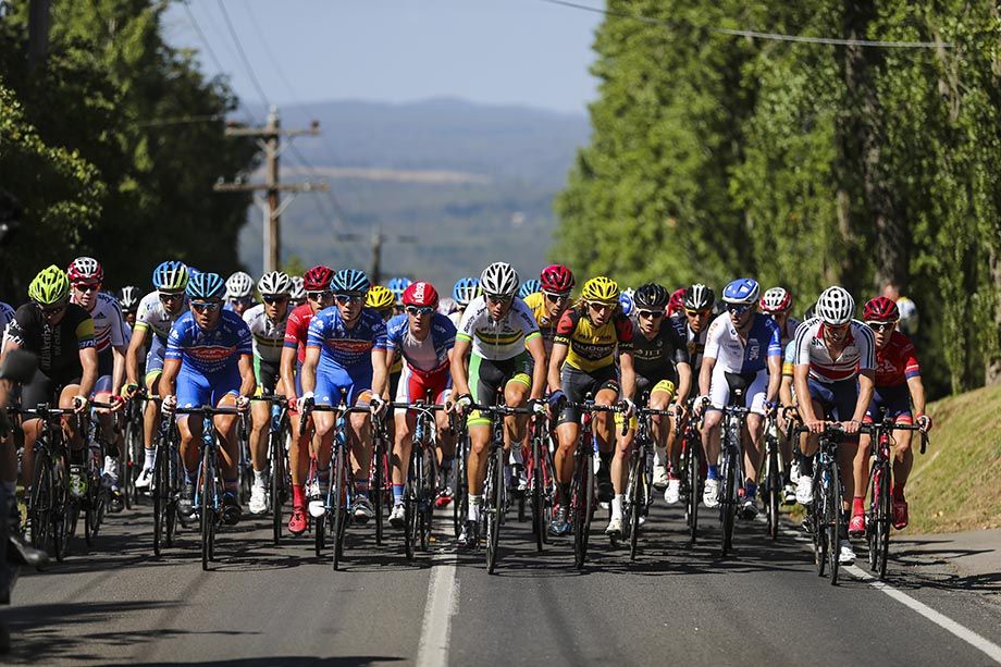 The peloton head up into some cooler temperature for a while
