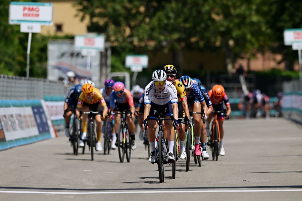 Lorena Wiebes leads a reduced peloton to the finish of stage 3 of the Giro d&#039;Italia Donne 2023