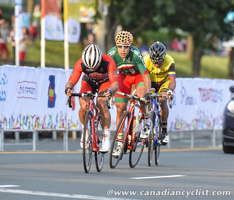 The break starts the last lap led by Marcotte (USA)