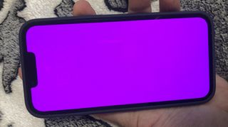 Un iPhone 13 Pro avec un écran subitement rose /violet
