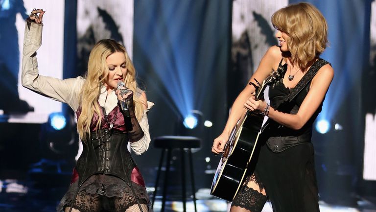 Entertainment, Performing arts, Performance, Fashion, Stage, Thigh, Music artist, Pop music, Music venue, Concert,