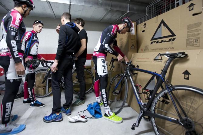 Ismail Iliasov and Enver Asanov listen to mechanics Massimo Demarin and Alan Dumic, while Ioannis Tamouridis gets ready