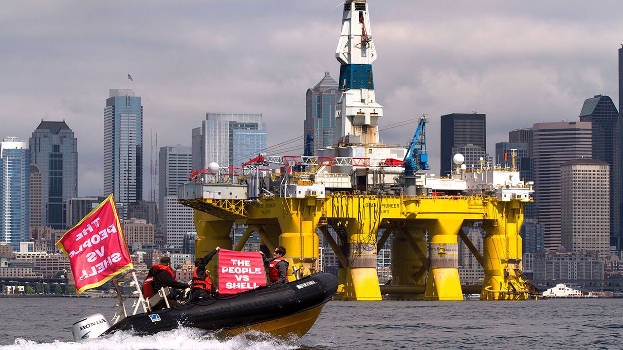 Climate protesters and Shell oil rig 