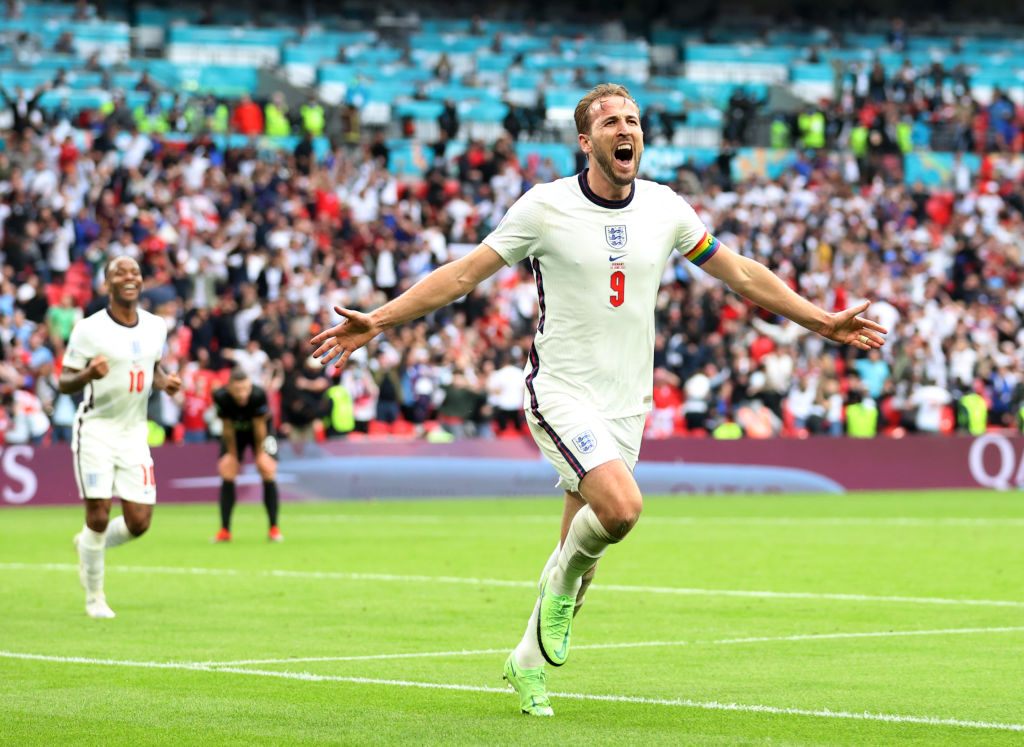 Harry Kane dell'Inghilterra festeggia dopo aver segnato il secondo gol della sua squadra durante gli ottavi di finale del campionato UEFA Euro 2020 tra Inghilterra e Germania allo stadio di Wembley il 29 giugno 2021 a Londra, Inghilterra.