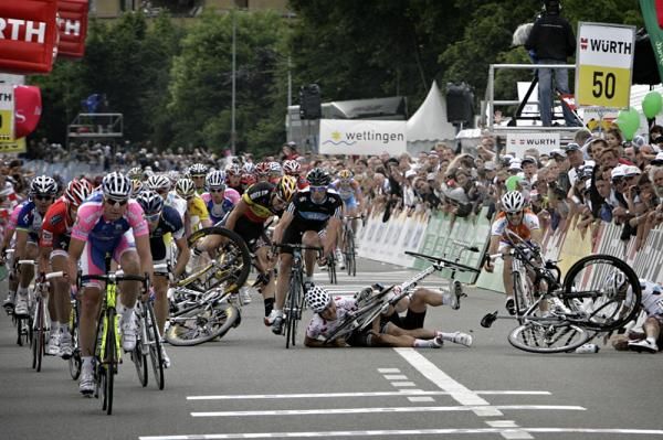 Crash photo #9 - Notice Flecha (center) squeeking through without going down.
