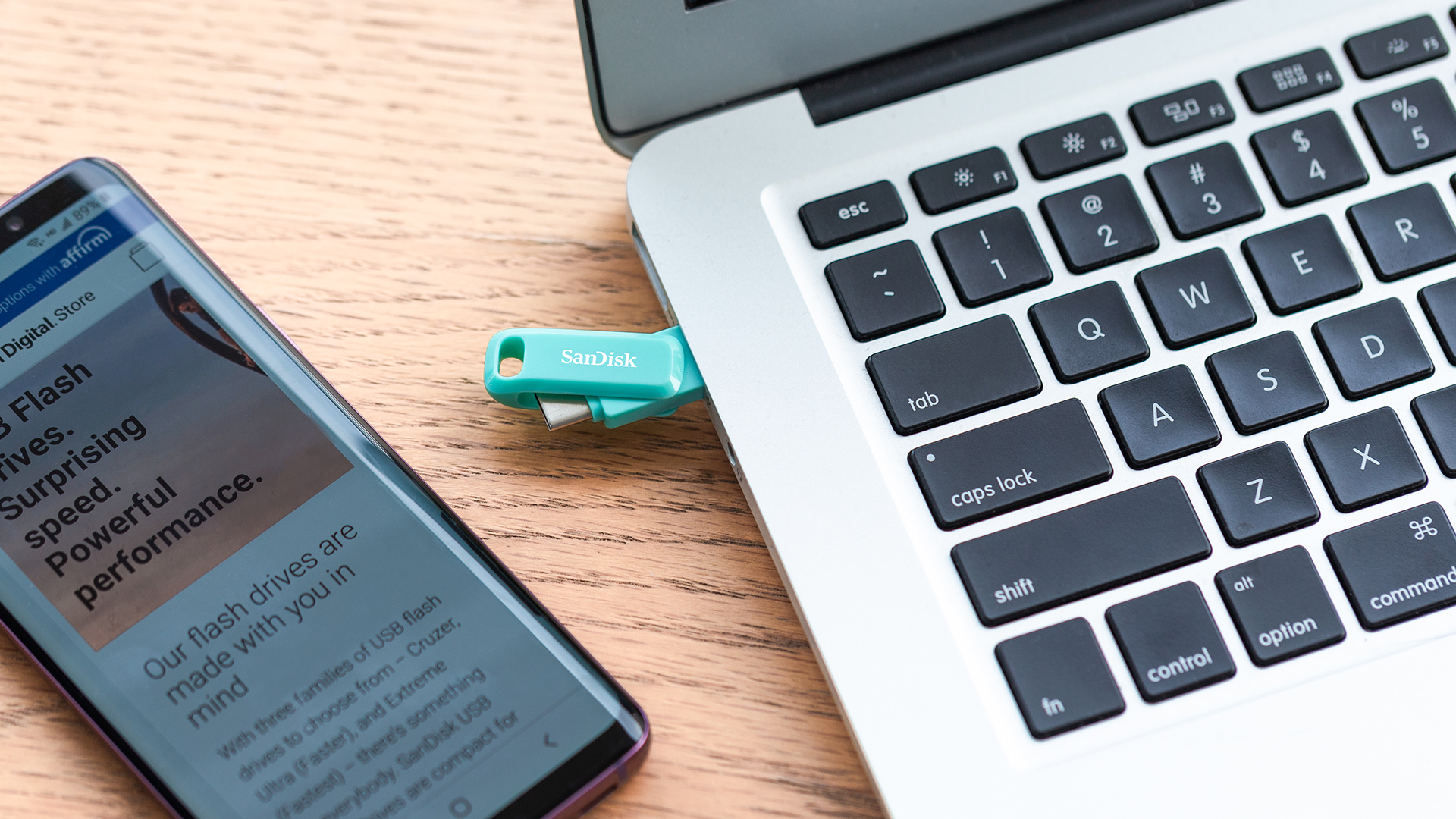 SanDisk Ultra Dual Drive with laptop
