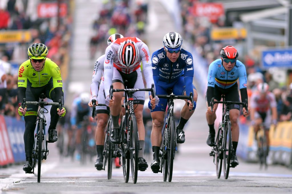 The bunch led in by Tim Merlier (Corendon-Circus)