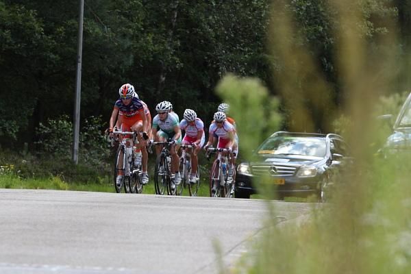 The break, led by Valentina Carretta (Top Girls Fassa Bortolo - Ghezzi), heads towards the closing laps of a small circuit