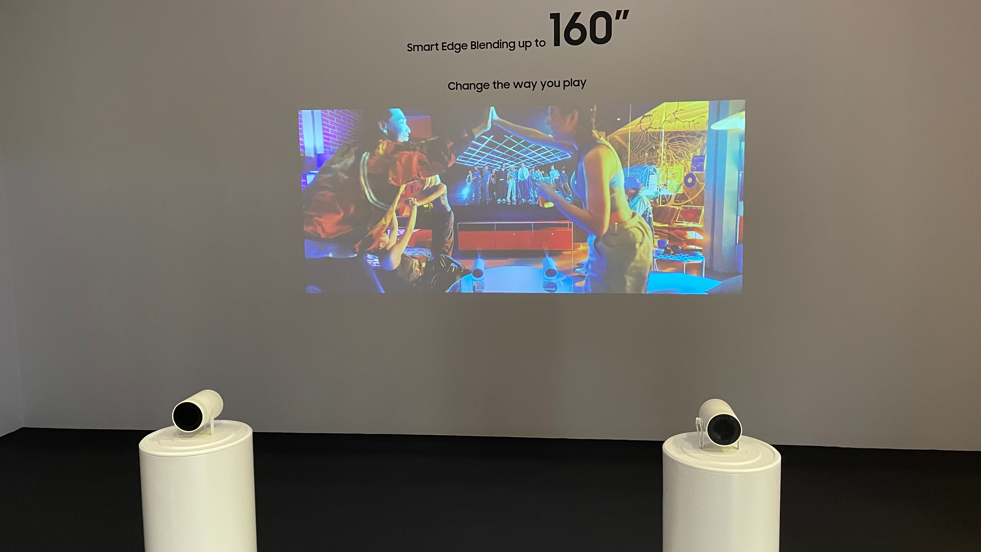 Deux projecteurs Samsung Freestyle 2e génération utilisant la fusion intelligente des bords