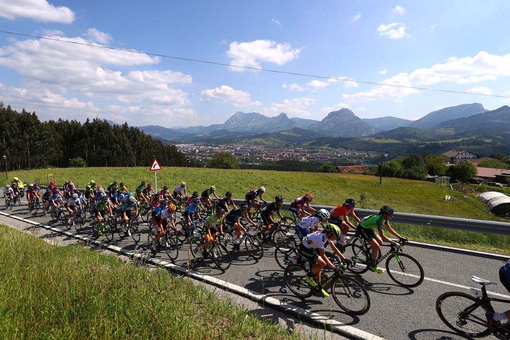 The peloton in action during the final stage at Emakumeen Bira