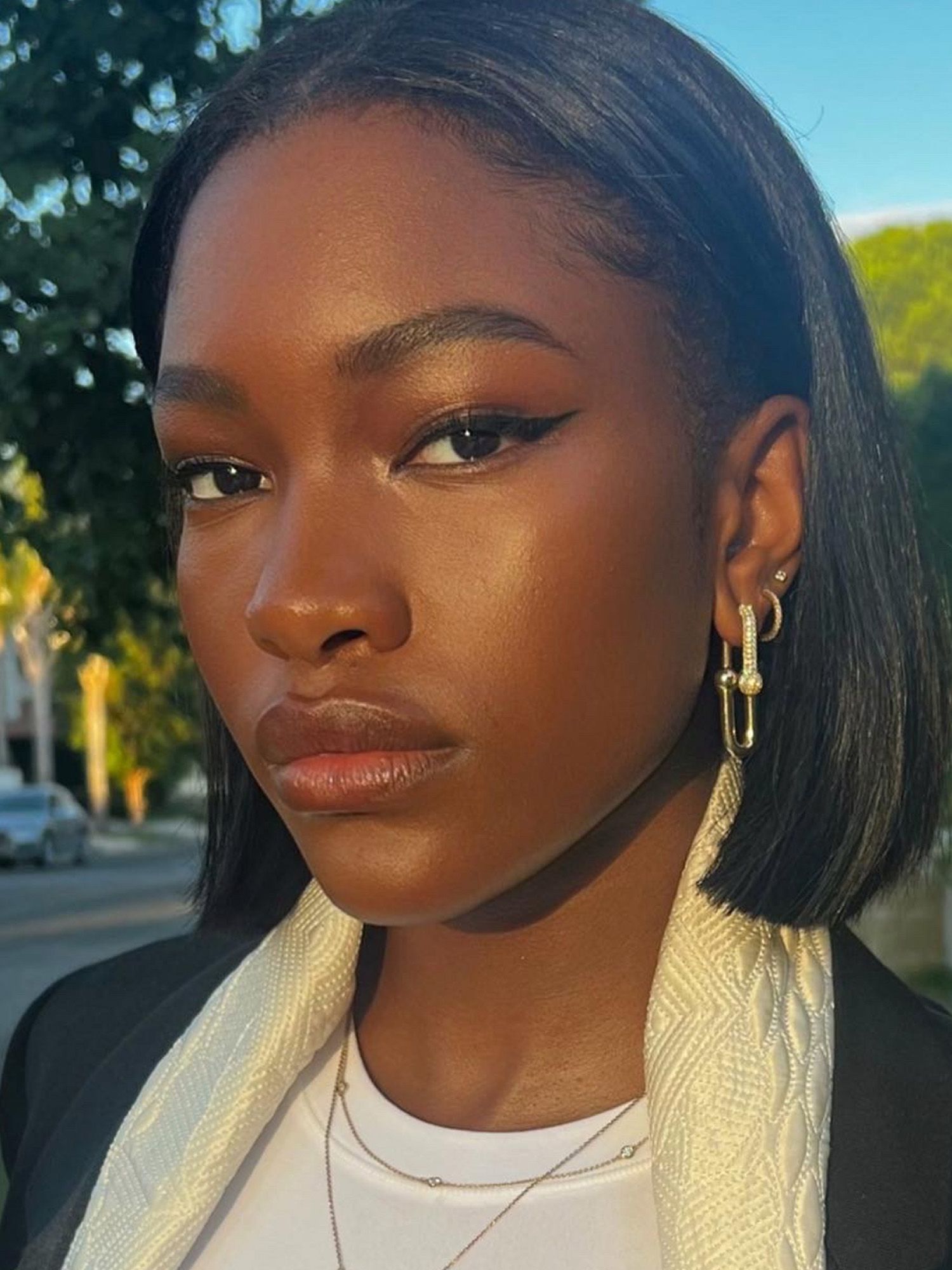 Woman wearing neutral-toned makeup.