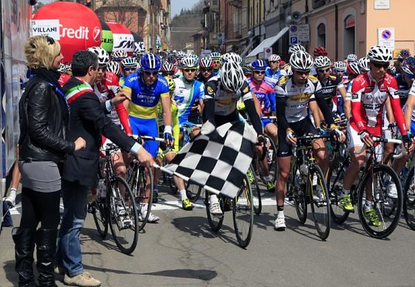 The peloton heads out for stage 4.