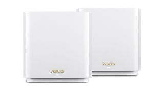To Asus ZenWiFi AX (XT8) routere ved siden af hinanden på hvid baggrund