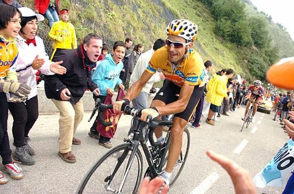 The maillot oro of Egoi Mart&iacute;nez (Euskaltel-Euskadi) will soon shift to Alberto Contador (Astana).