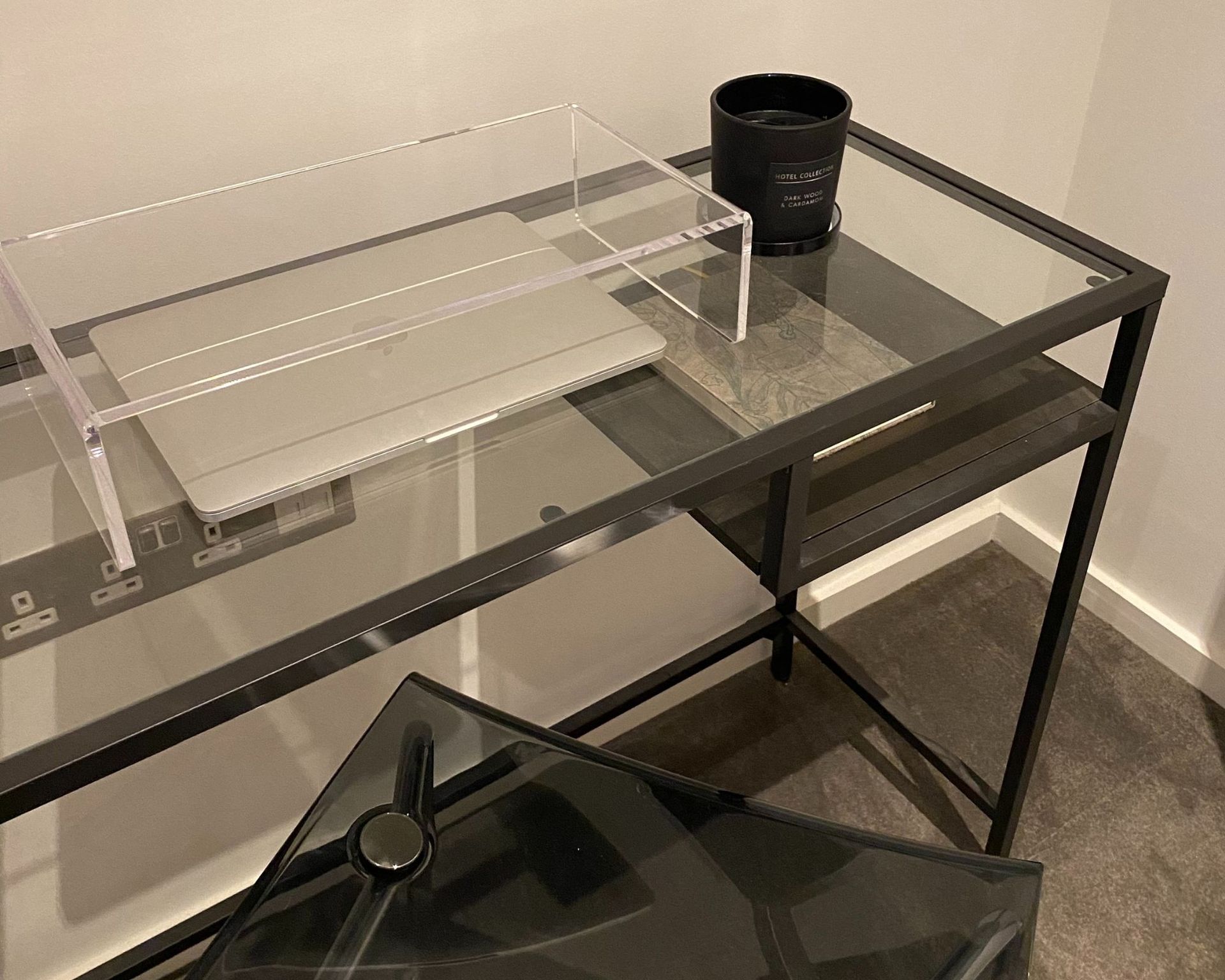 Dekorasi rumah akrilik di apartemen Louise