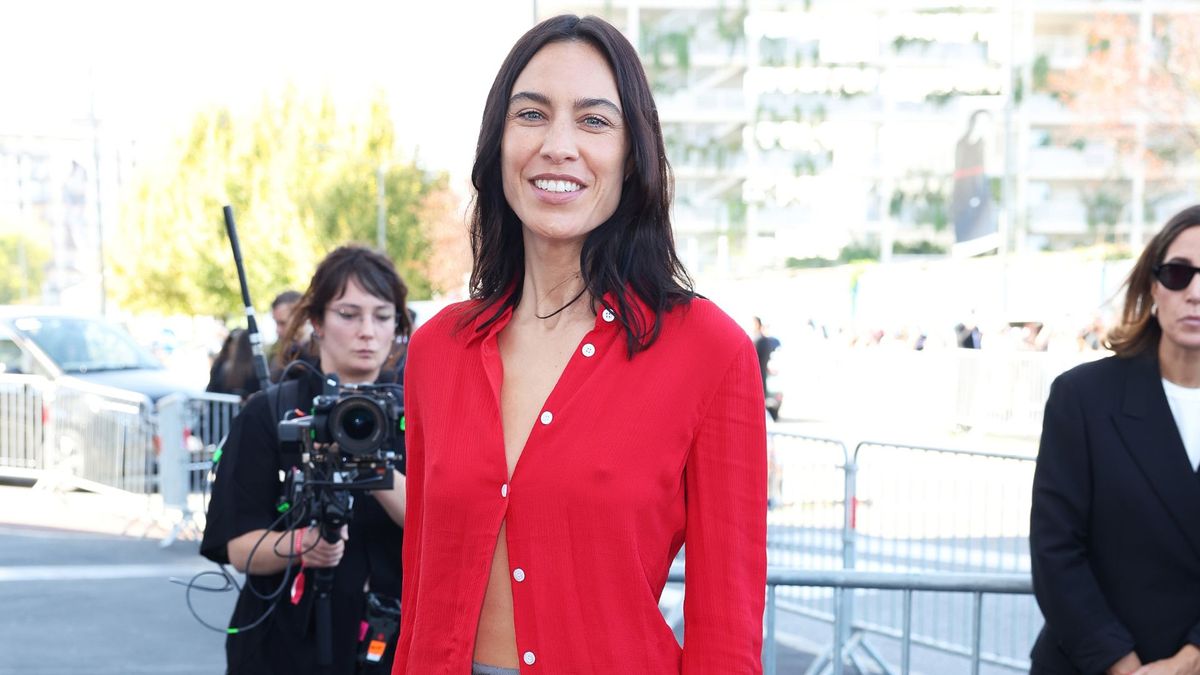 Fashion People in Milan Are Already Wearing Tops and Knits in This Winter Colour Trend