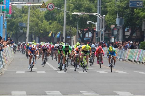 Melissa Hoskins (GreenEdge - AIS) and Monia Baccaille (MCipollini Giambenini) ride for overall victory.