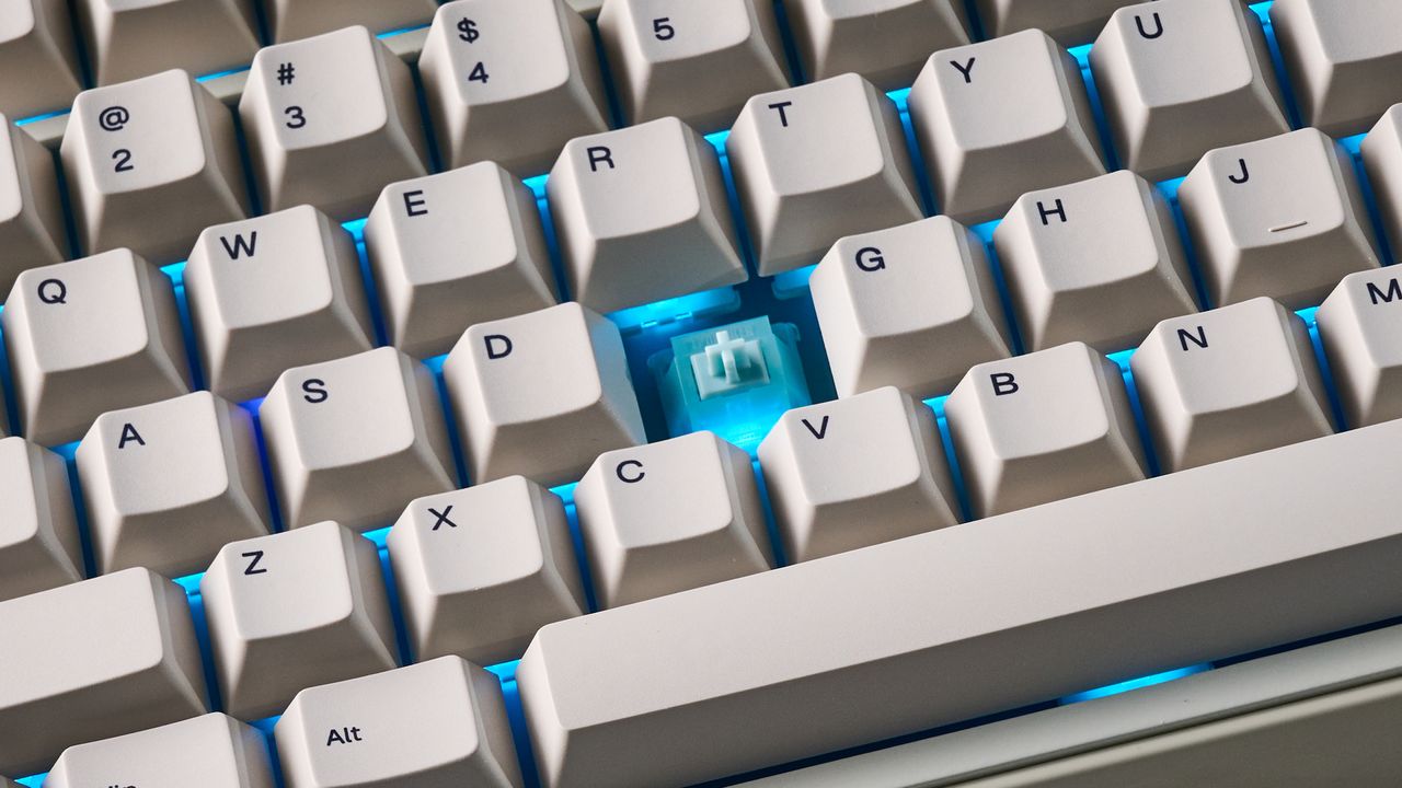 A white Epomaker RT100 Pro wireless mechanical keyboard