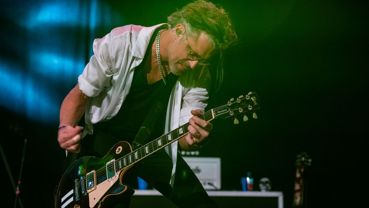 Dean Roland plays live with Collective Soul