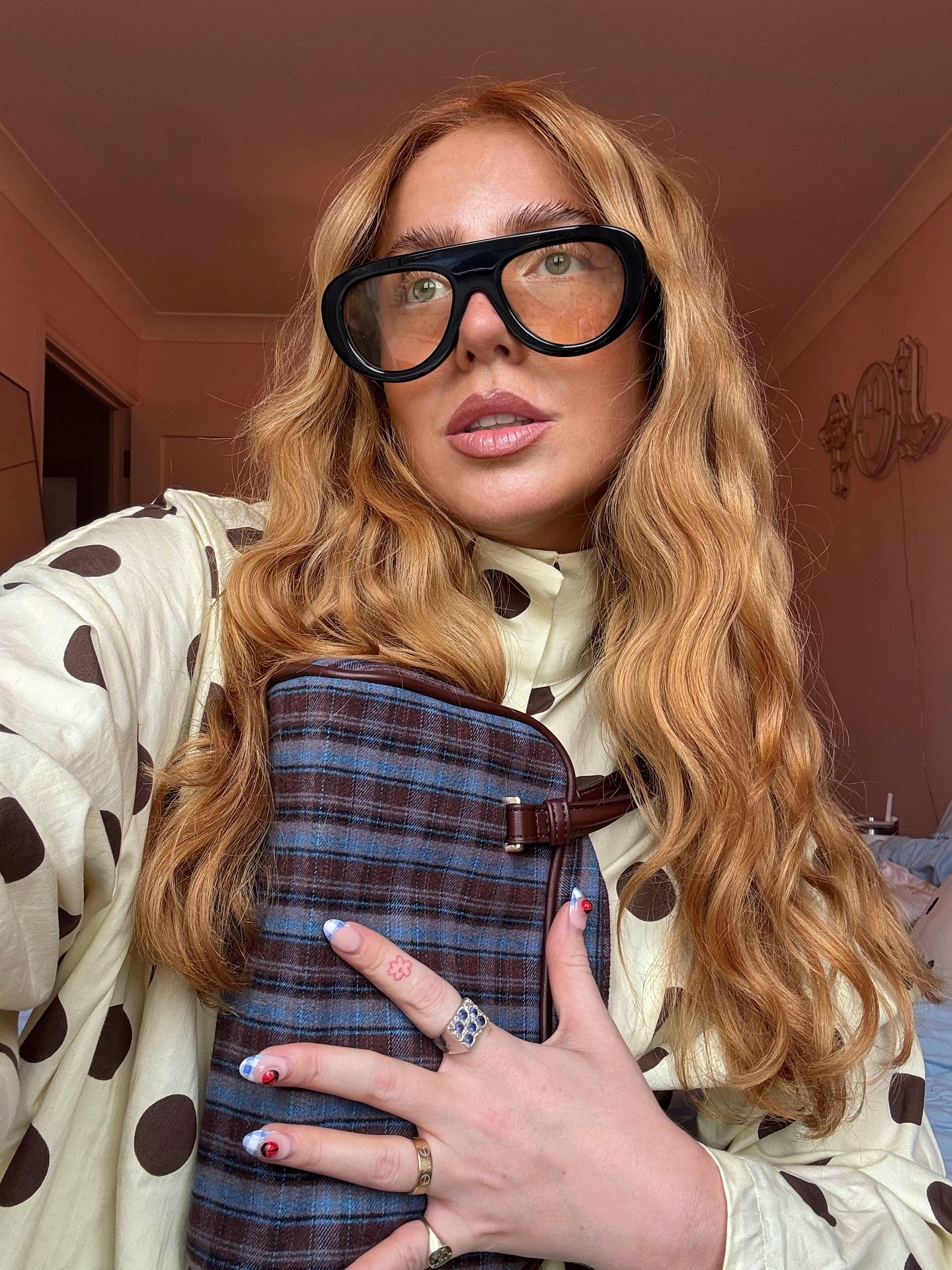 Creator @lauraelizabethklein with wavy, marmalade blonde hair