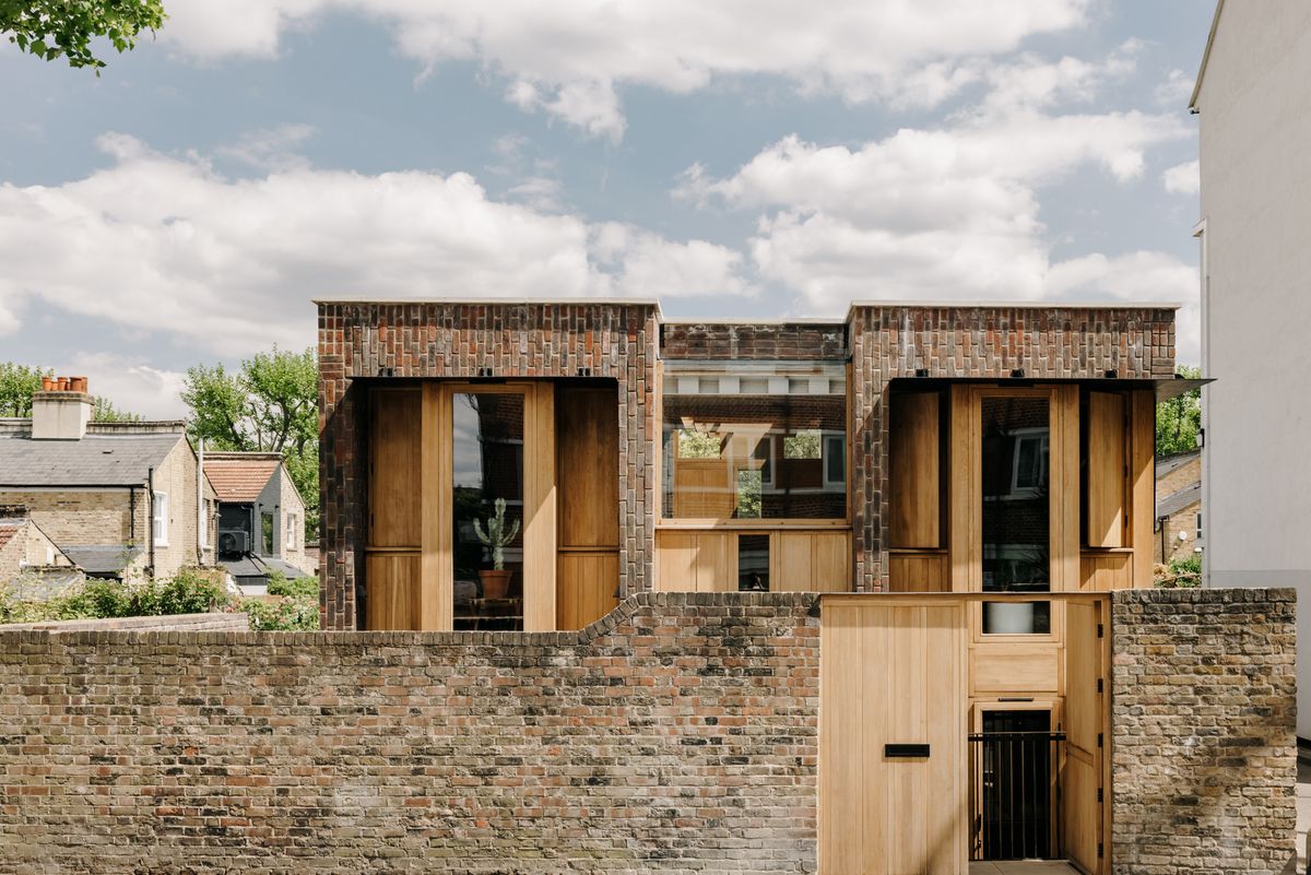 Une nouvelle construction intrigante qui utilise une palette de brique, de chêne et d'acier à l'intérieur comme à l'extérieur