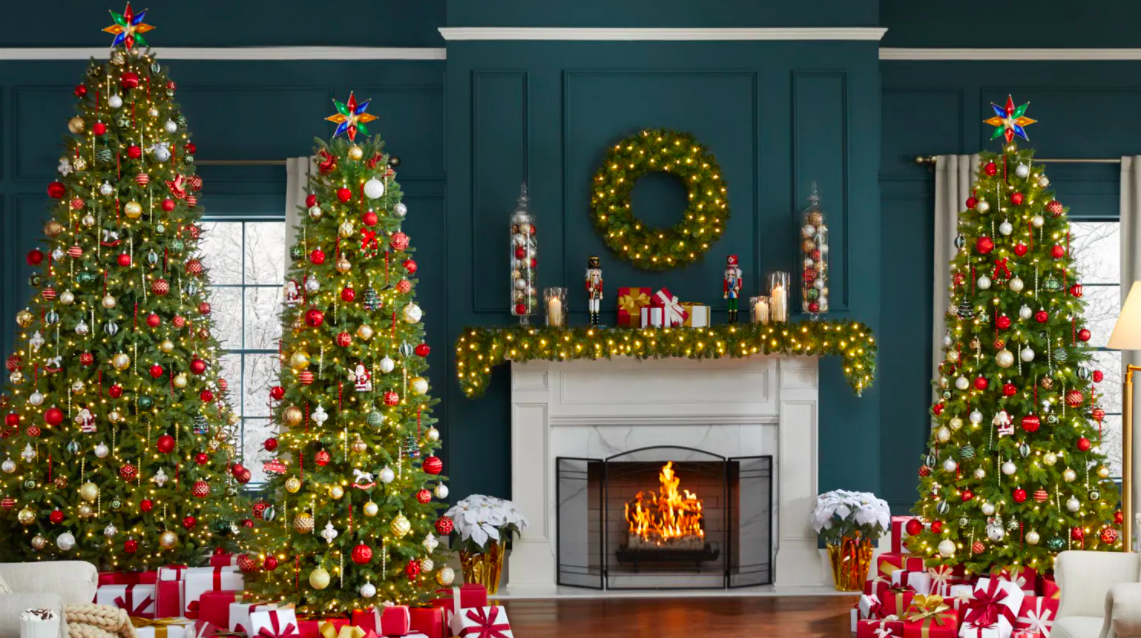 adegan ruang tamu dekorasi natal yang sibuk dengan tiga pohon di depan perapian dan dinding biru