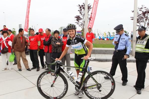 Alexis Rhodes (GreenEDGE-AIS) with some fans before the race.