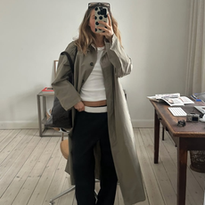 Influencer Camilla Birkbaek wearing low-rise trousers.
