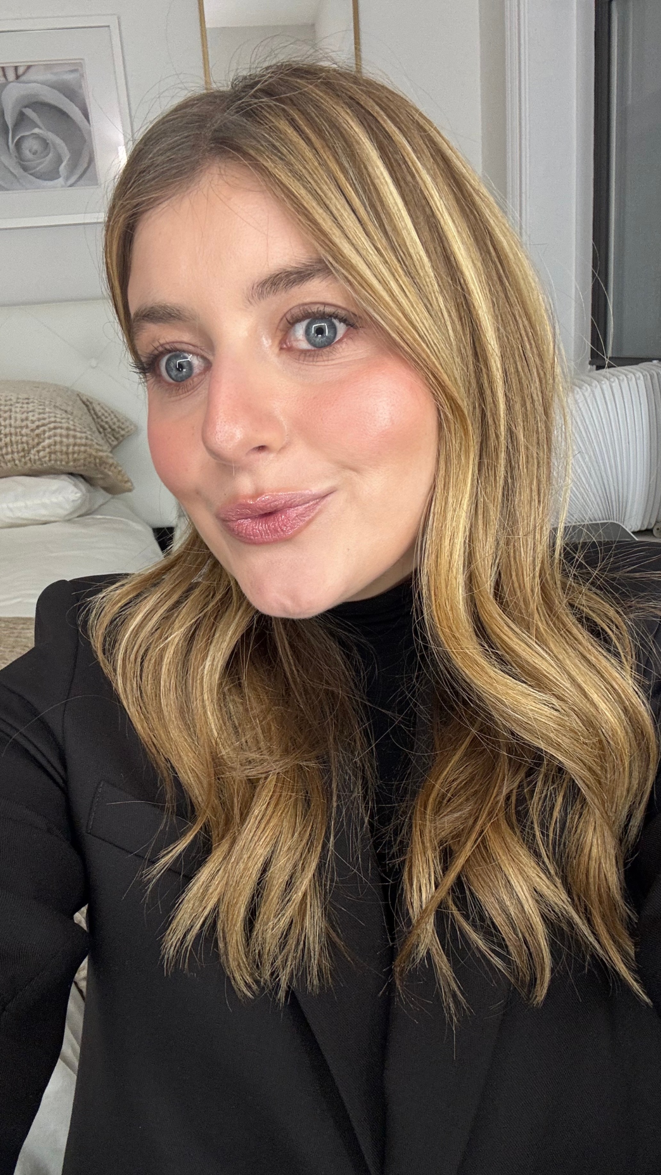 Samantha Holender wearing foundation