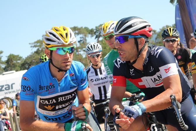 Balearic connection: Llu&iacute;s Mas (Caja Rural) and Vicente Reyn&eacute;s (IAM Cycling) chatting