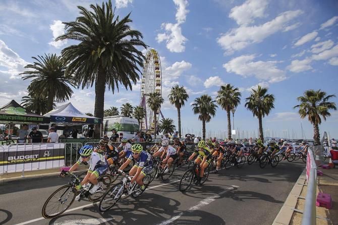The Women's Peloton round the last corner