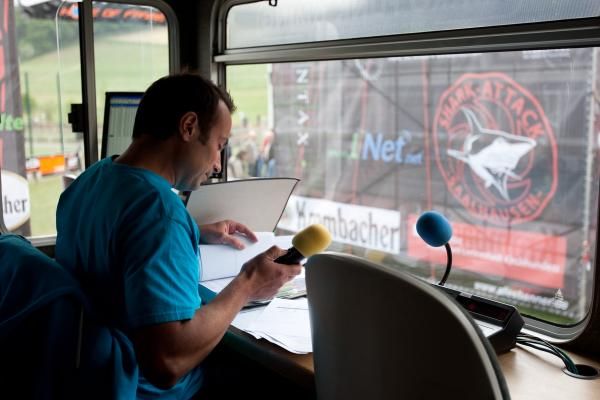 The announcer Sven Simon