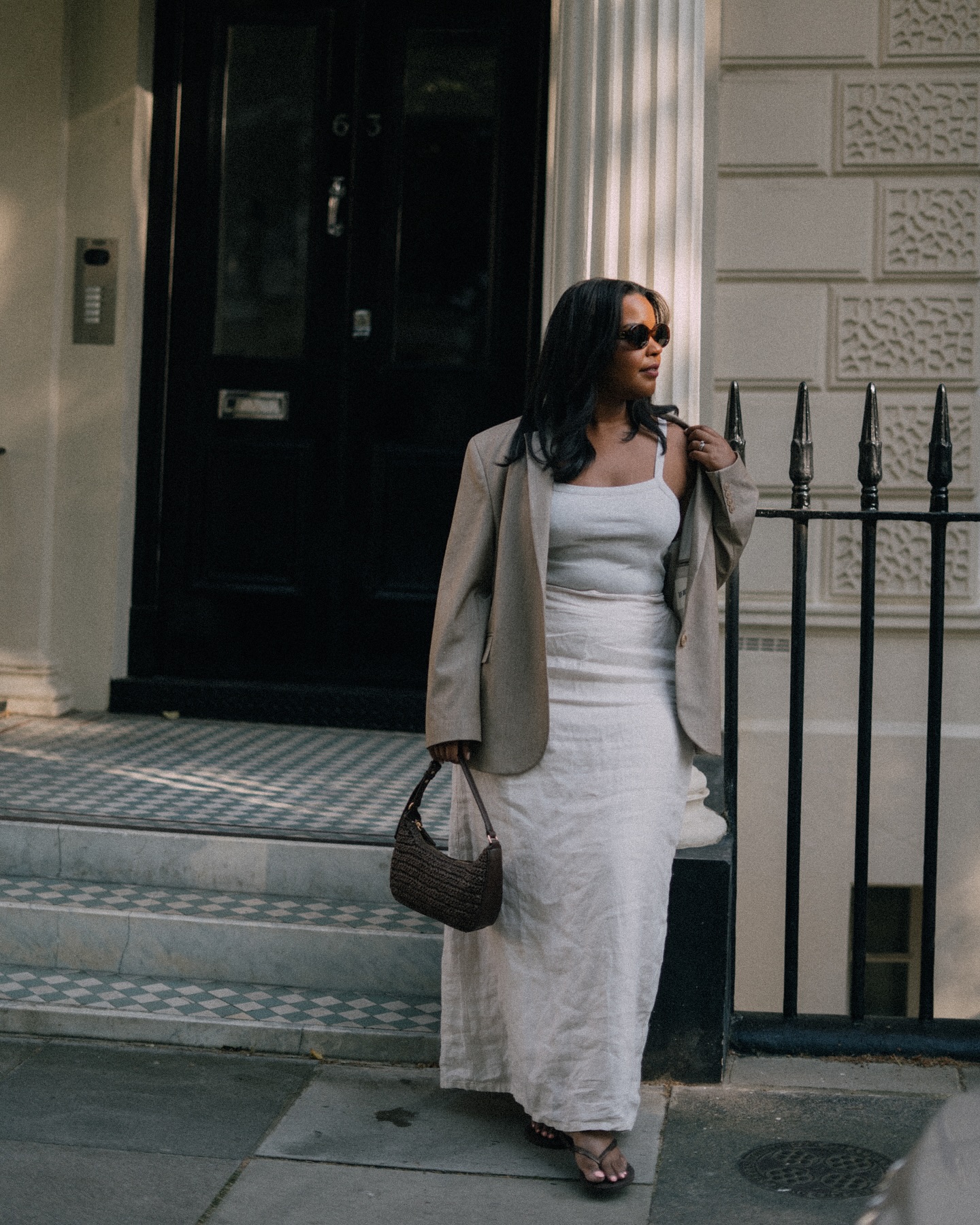 Woman wearing spring outfit with flip flops.