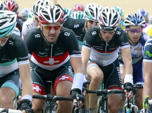 Fabian Cancellara looks after Leopard Trek leader Fr&auml;nk Schleck