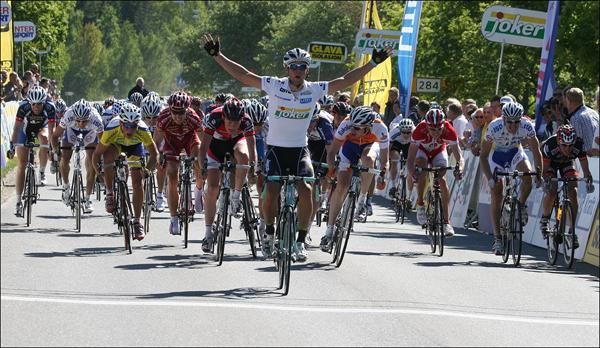 Matthews wins stage 3