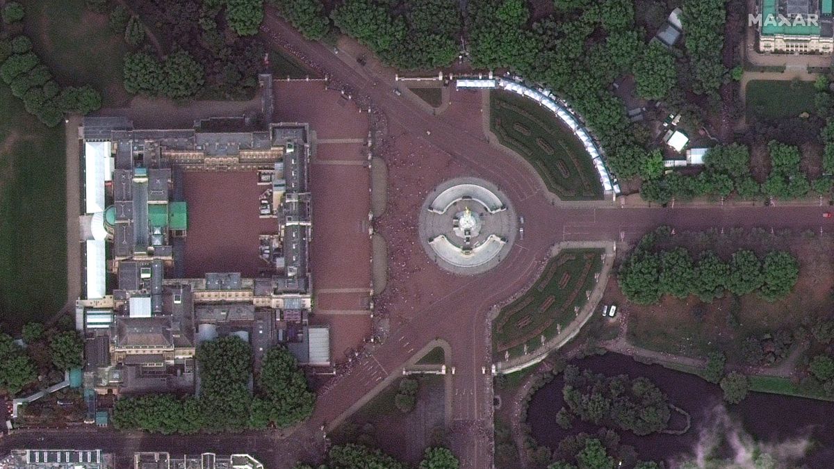 A satellite photo of hundreds of thousands of people waiting in line to pay respects to Queen Elizabeth II.