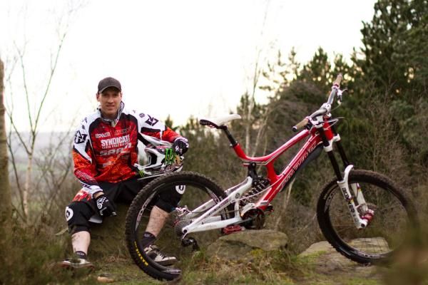 Steve Peat (Santa Cruz Syndicate) with his bike