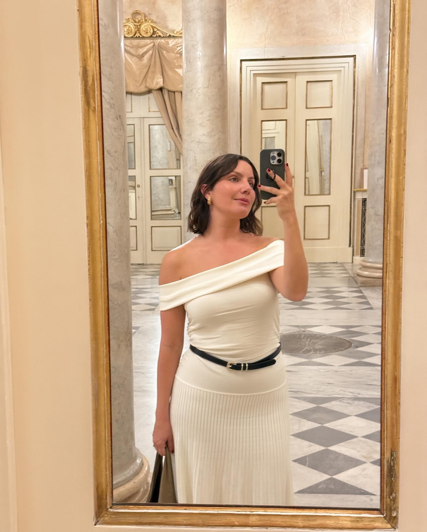 Creator @emmahoareau taking a mirror selfie with a wavy bob hairstyle