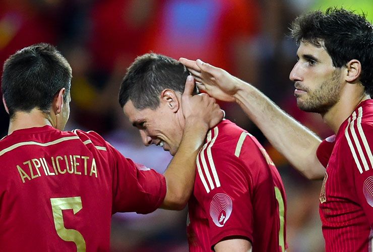 FernandoTorres celebrates with Cesar Azpilicueta and Javi Martinez