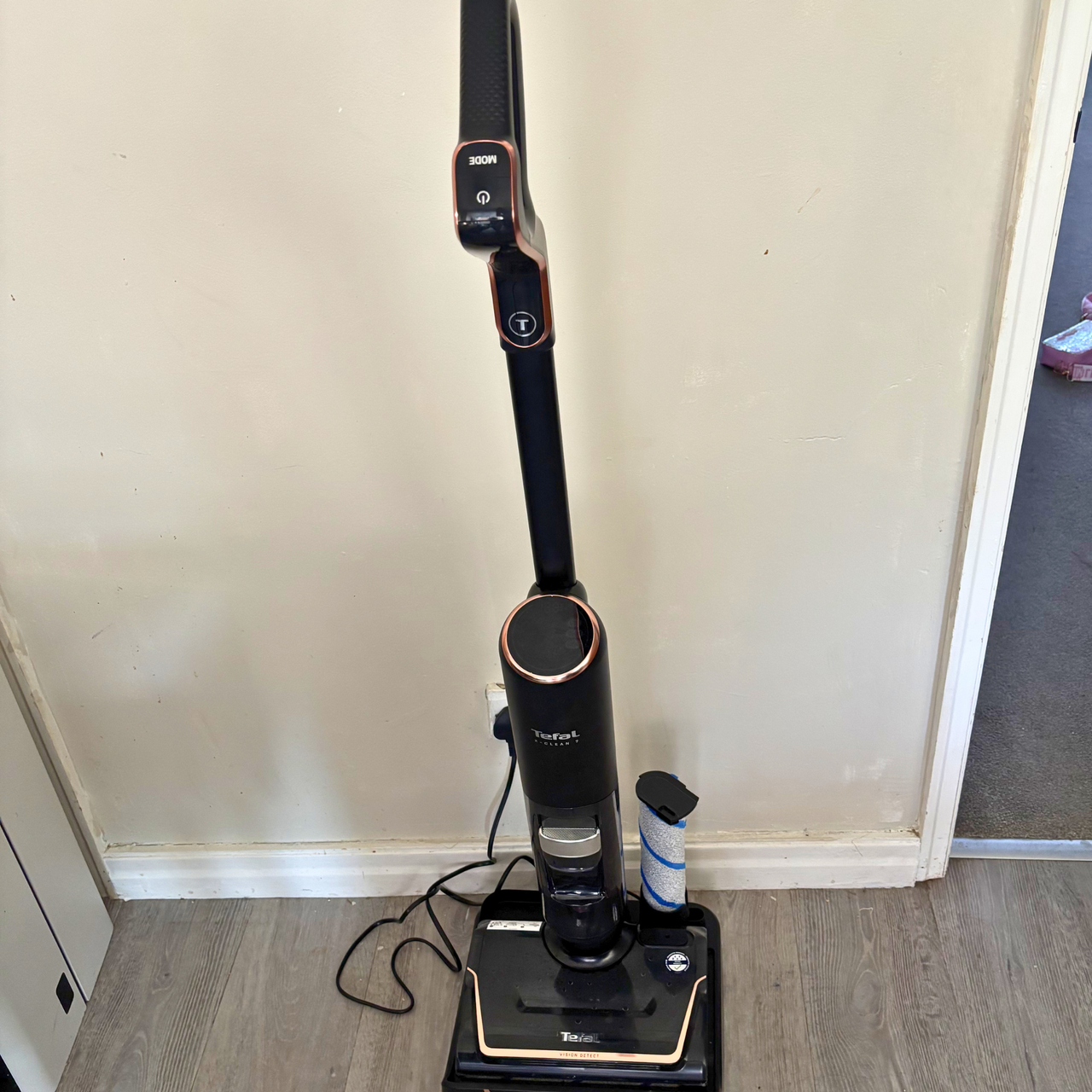 Tefal X-Clean 7 charging on base