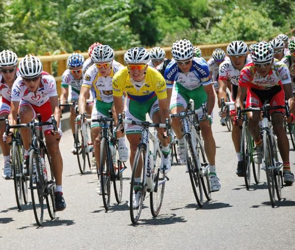 Race leader Sergio Luis Henao rides between Carlos Betancourt and Oscar Sevilla.